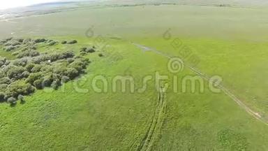 带泥路的哈萨克斯坦草原鸟瞰图。 航空摄影
